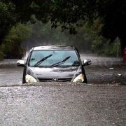 Mobil Terobos Banjir Menghilangkan Asuransi