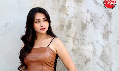 Layyallin Muntaz, Si Seksi Asal Kota Apel : “Semua Genre Musik Apa Aja Didengerin!”